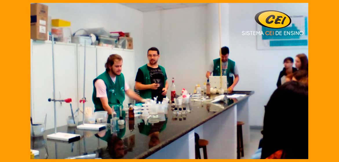 A Turma 1001 visitou o Centro de Ciências da UFJF dia 13/08
